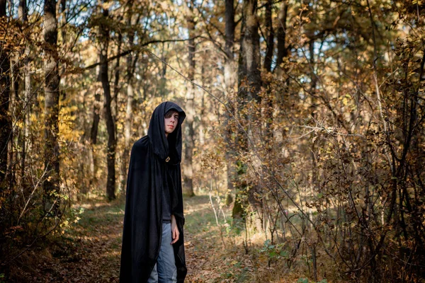 青少年在万圣节服装在树林里 万圣节吸血鬼在树林里 — 图库照片