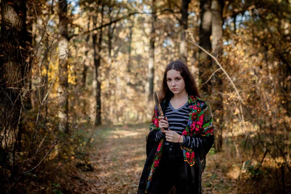 Bruxa Halloween Com Uma Faca Floresta — Fotografia de Stock