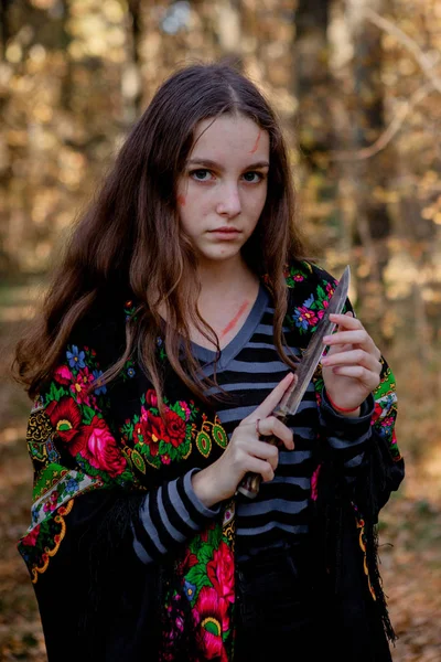 森林里拿着刀的万圣节女巫 — 图库照片
