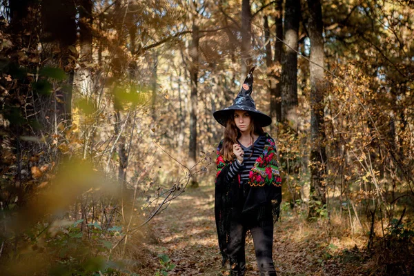 Sorcière Halloween Avec Couteau Dans Les Bois — Photo