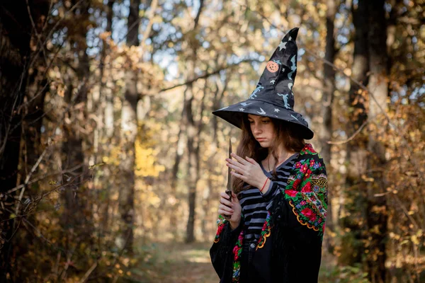 Halloween Häxa Med Kniv Skogen — Stockfoto