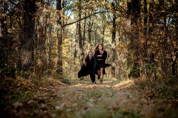 Halloween Dämon Und Hexe Laufen Durch Den Wald — Stockfoto