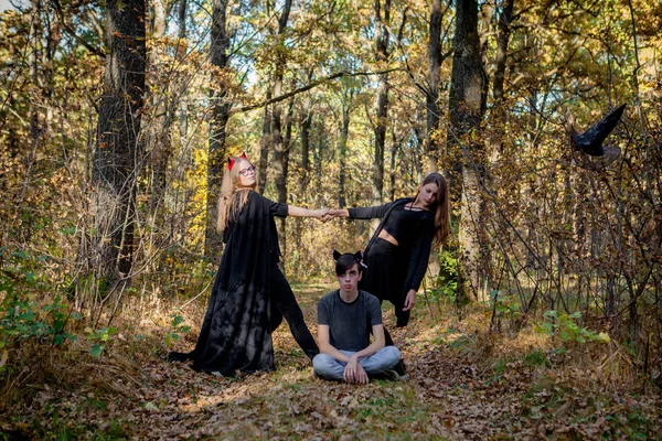 Teenager Halloween Kostümen Wald — Stockfoto