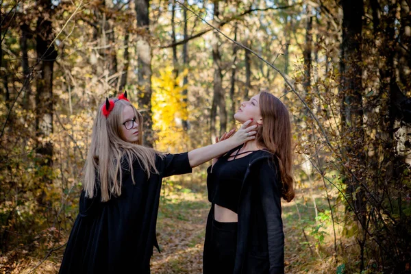 万圣节恶魔和女巫在树林里 — 图库照片