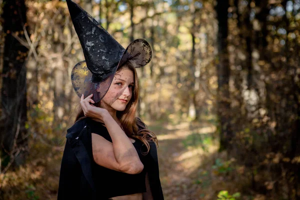 Sorcière Halloween Dans Les Bois Une Jeune Fille Costume Sorcière — Photo