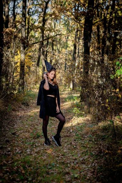 森林里的万圣节女巫一个穿着巫婆西服的小女孩 — 图库照片