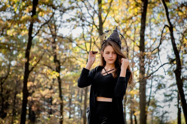 Sorcière Halloween Dans Les Bois Une Jeune Fille Costume Sorcière — Photo