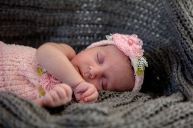 Yeni doğan kız pembe bir arka plan üzerinde uyuyor. Yenidoğan için Photoshoot. doğumdan itibaren 20 gün. Güzel, yedi gün eski, yeni doğan bebek kız portresi.
