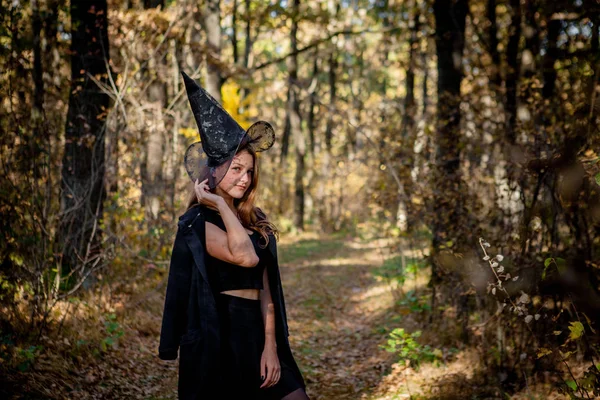 Halloween Čarodějnice Lese Mladá Dívka Čarodějnickém Obleku — Stock fotografie