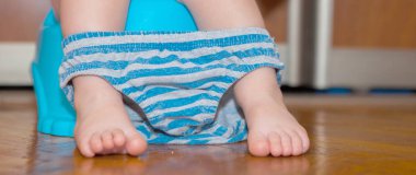 Bir tuvalet tuvalet sandalyede oturan bebek erkek bebek