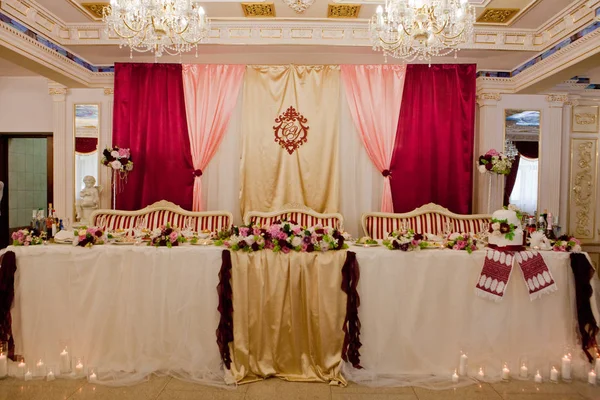 Mesa de banquete de boda servida, mesa de recién casados —  Fotos de Stock