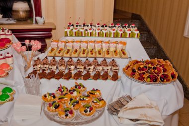 Filtre çilek ile şeker külah. Meyve ile gözleme tüp