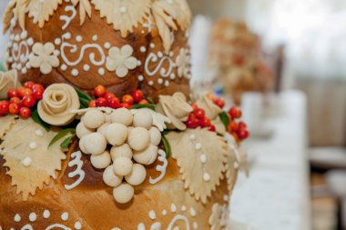 Ekmek, çiçek ve üzüm hamur ile dekore edilmiştir. Pasta ciddi olaylar için