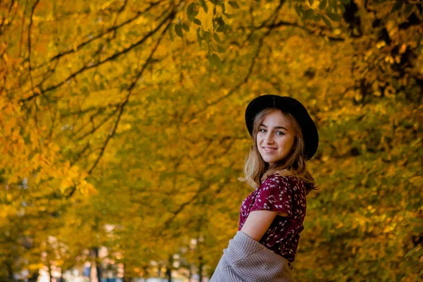 Piękna elegancka kobieta stojąca jesienią w parku, koncepcja jesieni — Zdjęcie stockowe