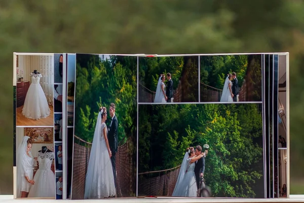 Open pages of brown luxury leather wedding book or album — Stock Photo, Image