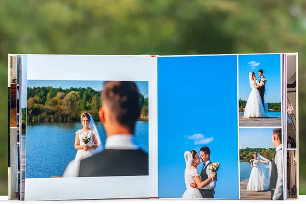 Páginas abertas de couro de luxo marrom livro de casamento ou álbum — Fotografia de Stock