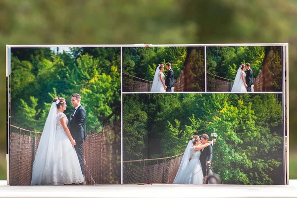 Páginas abertas de couro de luxo marrom livro de casamento ou álbum — Fotografia de Stock