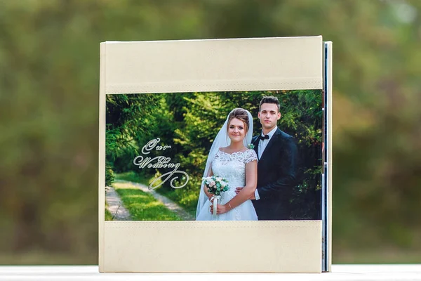 Open pages of brown luxury leather wedding book or album — Stock Photo, Image