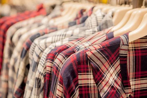 Ropa Cuelga Estante Perchas Tela Con Camisas Ropa Elegante Los — Foto de Stock