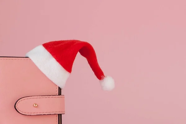 Despesas Natal Bolsa Couro Rosa Com Boné Papai Noel Presente — Fotografia de Stock