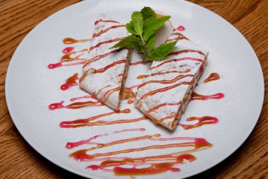 bir parça ile elma strudel nane için d kor bir plaka üzerinde