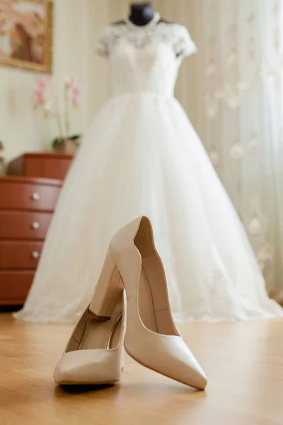 Sapatos Casamento Lado Parede Amarela Plano — Fotografia de Stock