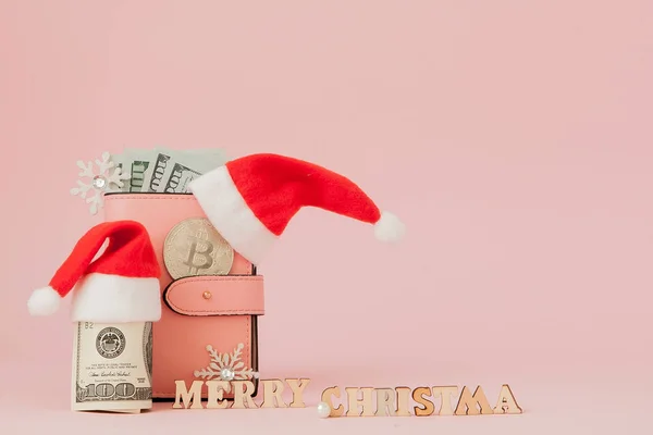 Kerst kosten. Roze lederen tas met santa claus GLB, gift, fir tree en dollar biljetten op roze achtergrond. Het winkelen van Kerstmis. Verkoop van de vakantie — Stockfoto