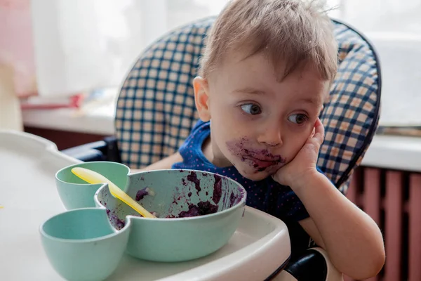 Pequeño Niño Con Cara Sucia Comiendo Arándanos Frescos Interior Vitaminas — Foto de Stock