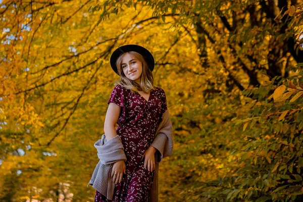 Belle femme élégante debout dans un parc en automne, concept automne — Photo