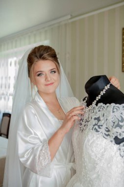 Nedime ile büyüleyici gelin gelinlik duruyor. Gelin Düğün sabah hazırlık.