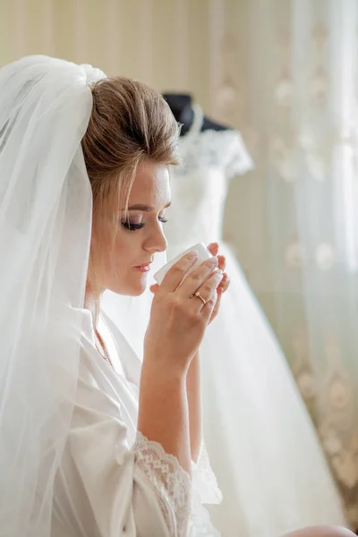 Noiva Encantadora Com Damas Honra Fica Perto Vestido Noiva Preparação — Fotografia de Stock