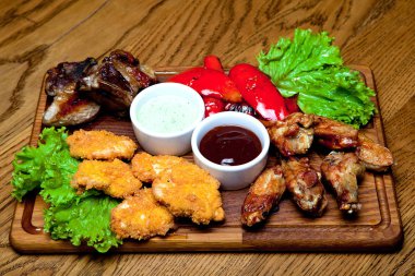 Domuz kaburga tatlım sos, baharatlı tavuk kanadı, ızgara biber, tavuk nuggets, Barbekü sos, sarımsak sosu ile.