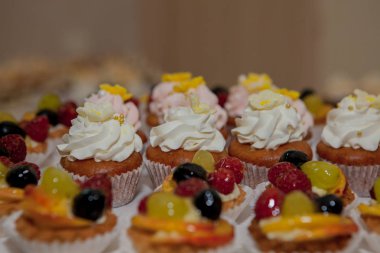 ahududu, üzüm ve şeftali bir düğün tablo ile cupcakes.