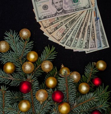Noel oyuncaklar ve siyah bir zemin üzerine dolar.