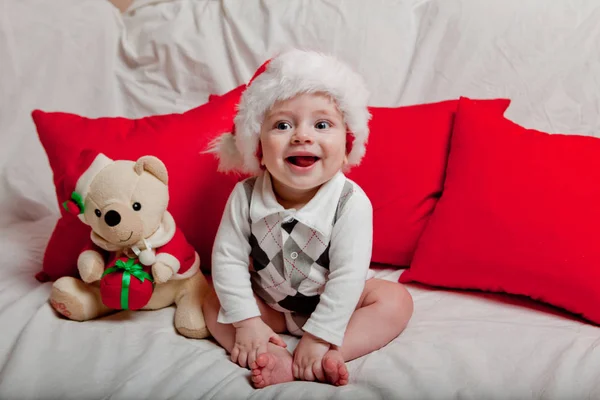 Niño Con Gorra Roja Come Galletas Leche Fotografía Navideña Bebé — Foto de Stock