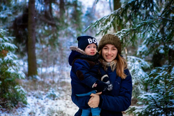 Mutter Hält Ein Kleines Kind Den Armen Ein Spaziergang Verschneiten — Stockfoto