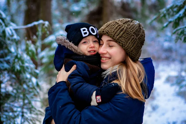 Mutter Hält Ein Kleines Kind Den Armen Ein Spaziergang Verschneiten — Stockfoto