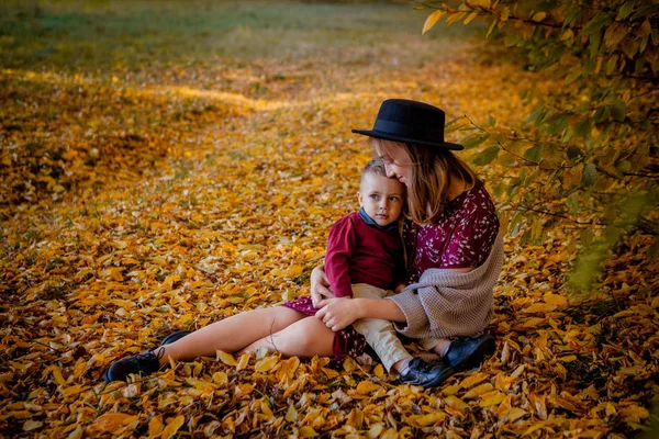 Glad Ung Mamma Leker Med Baby Höst Park Med Gul — Stockfoto