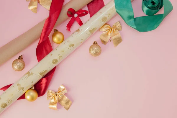 Balení dovolená dárky forbirthday, Valentýn, Vánoce, nový rok na růžovém pozadí — Stock fotografie