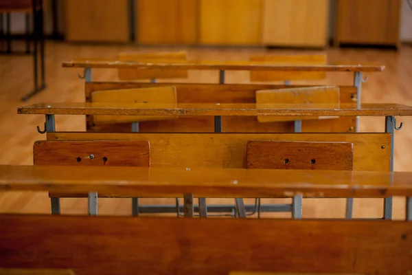 Desks da escola de madeira do vintage velho na sala de aula — Fotografia de Stock