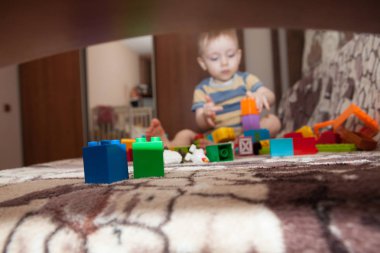 Tatlı küçük çocuk Kulesi evde küpleri oluşturma.