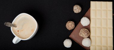 Cofe, yığın siyah ve beyaz olarak izole siyah arka plan, Top boşaltmak metniniz için görünümüyle çikolata.