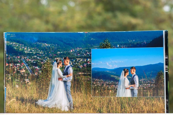 网页的婚礼相册或婚礼专辑在绿色背景 — 图库照片