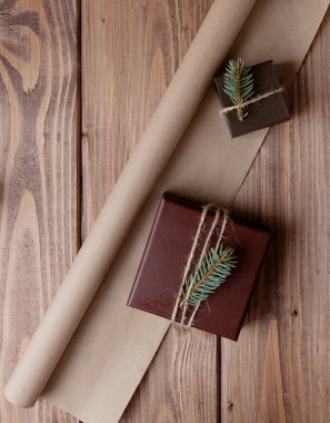 Vintage hediye kutusu ahşap zemin üzerinde yay ile.