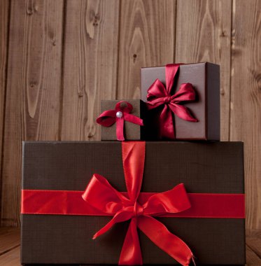 ahşap masa üzerinde bir hediye. eski renk görüntü stili fotoğraf.