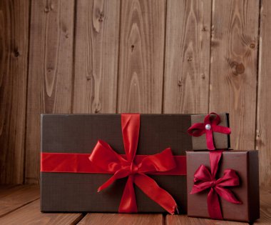 ahşap masa üzerinde bir hediye. eski renk görüntü stili fotoğraf.