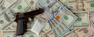 tabanca ve uyuşturucu dolar arka planı.