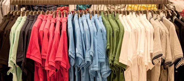 Kolorowe Koszulki Wieszaki Stylowe Ubrania Dla Mężczyzn Prezentacja Sprzedaż Zakupy — Zdjęcie stockowe