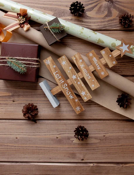 Cadeaux Noël Enveloppés Dans Papier Artisanal Sur Une Table Bois — Photo