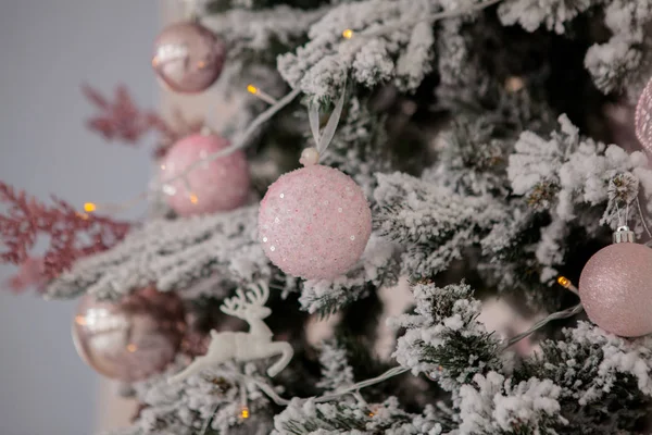 Natal Ano Novo Decorado Interior Com Presentes Árvore Ano Novo — Fotografia de Stock